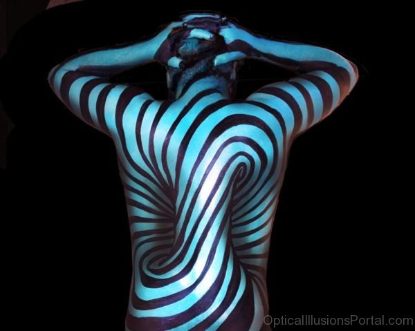 Amazing Body Paint Optical Illusion