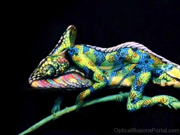 Chameleon Body Paint Optical Illusion
