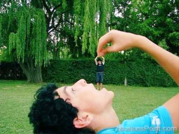 The Man Eating Giant Optical Illusion 1